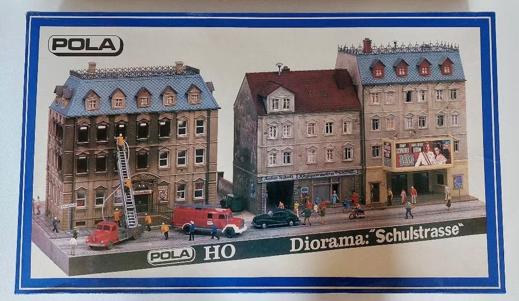 Pola H0 101 - Bouwpakket diorama Schulstrasse in ovp, Hobby en Vrije tijd, Overige merken, Gelijkstroom of Wisselstroom, Brug, Tunnel of Gebouw