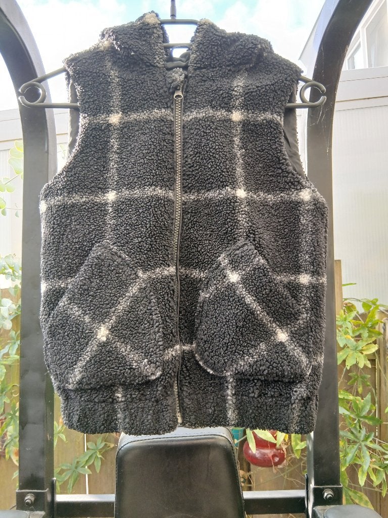 Zwart wit bodywarmer met capuchon - maat 140, Ophalen of Verzenden, Gebruikt, Meisje, Jas