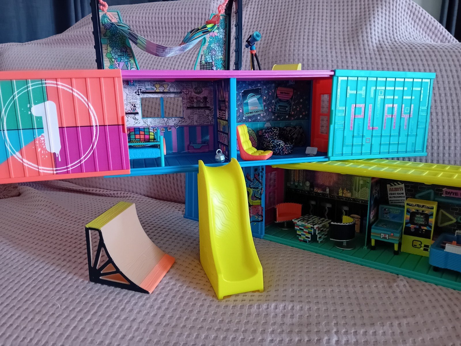 LOL Surprise Clubhouse, Kinderen en Baby's, Speelgoed | Poppenhuizen, Ophalen of Verzenden, Zo goed als nieuw, Poppenhuis