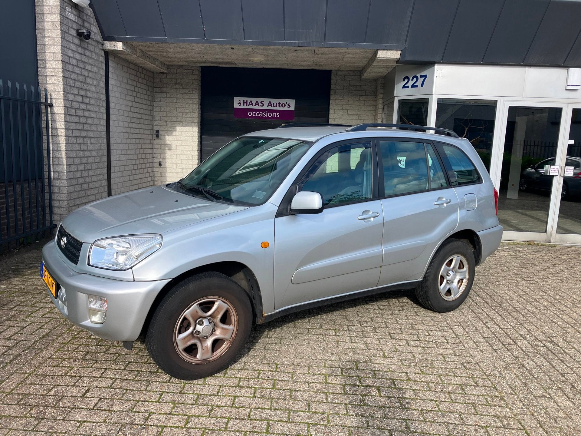 Toyota RAV4 1.8-16V VVT-i Luna / AIRCO / TREKHAAK / 5 DEURS, Auto's, Voorwielaandrijving, Dealer onderhouden, Zwart, 4 cilinders