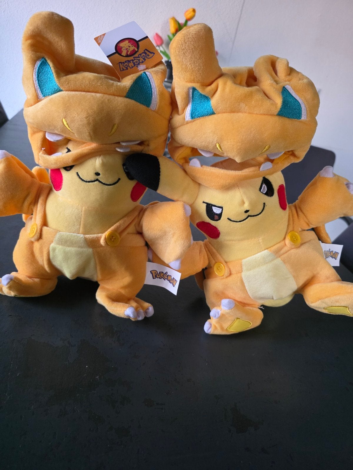 Pokémon Pikachu knuffel in Charizard kostuum (2 stuks), Ophalen, Overige typen, Nieuw, Met label