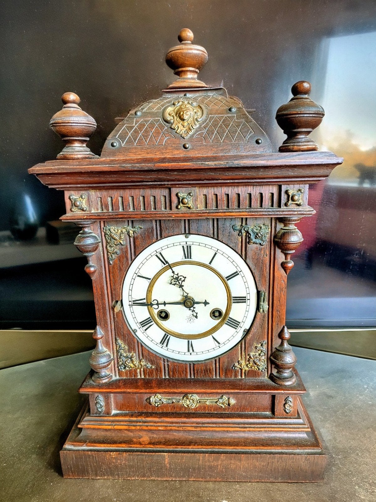 Antieke houten tafelklok met ornamenten, Antiek en Kunst, Ophalen