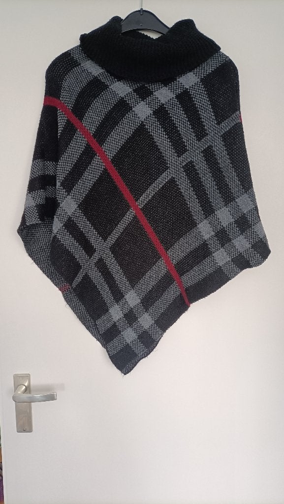 Leuke poncho. Zwart met een grijs streepje en één donkerrode, Ophalen of Verzenden, Zo goed als nieuw, Zwart