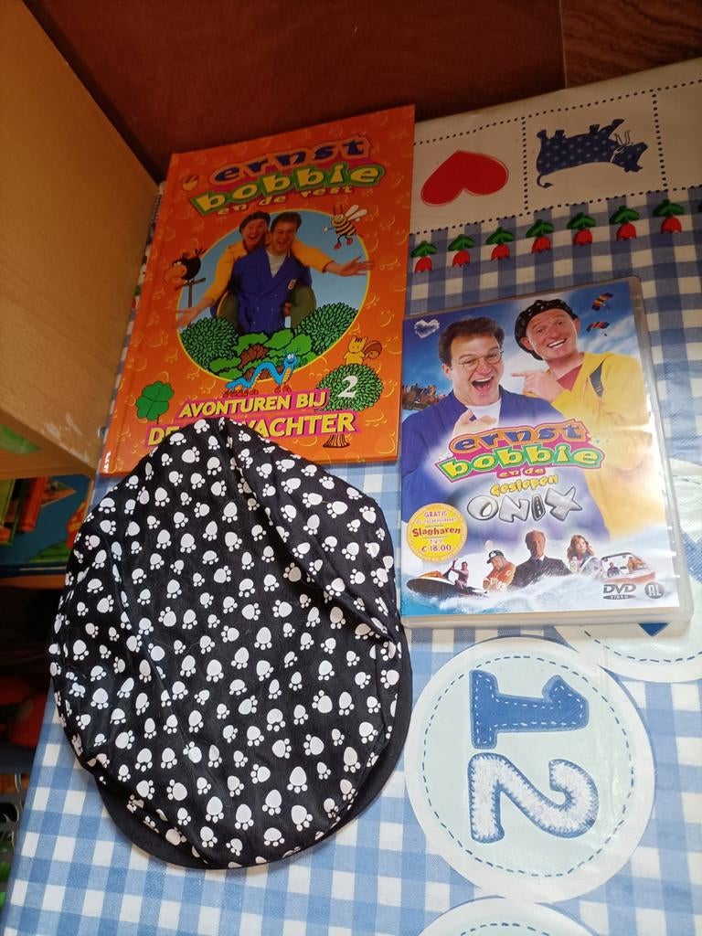 Ernst en Bobbie pet, boek Boswachter en dvd Geslepen Onix, Ophalen of Verzenden, Zo goed als nieuw