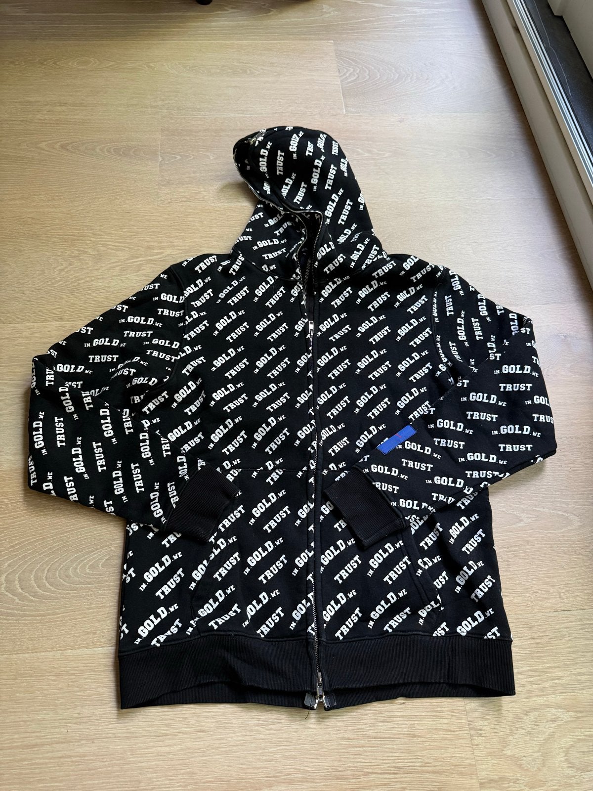 In Gold We Trust hoodie - Zwart met witte tekst, Kleding | Heren, Ophalen of Verzenden, Zo goed als nieuw, Maat 52/54 (L), Zwart