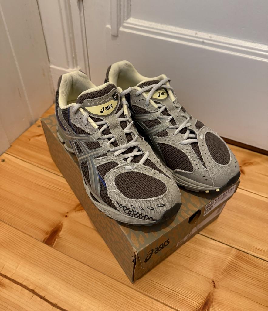 18 EAST ASICS GEL-NIMBUS 10.1 -CANTEEN/ABBEY STONE - maat 44, Ophalen, Zo goed als nieuw, Sportschoenen