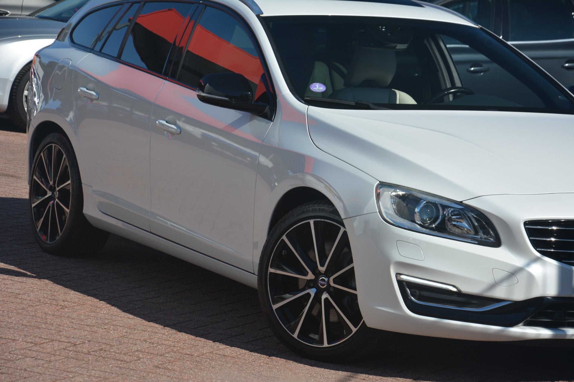 Volvo V60 2.4 D5 Twin Engine R-Design | Airco | Navigatie |, Automaat, Wit, Vierwielaandrijving, 1880 kg