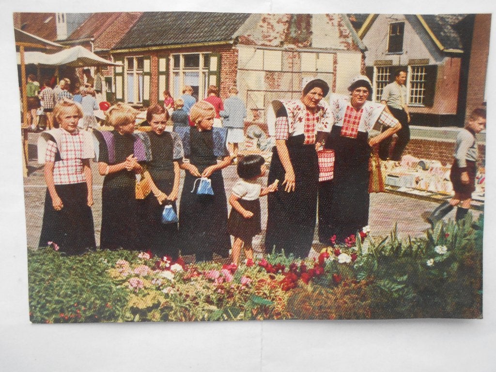 Spakenburg de Zaterdagmarkt in klederdracht bij de bloemen, Ophalen of Verzenden, 1960 tot 1980, Gelopen, Utrecht