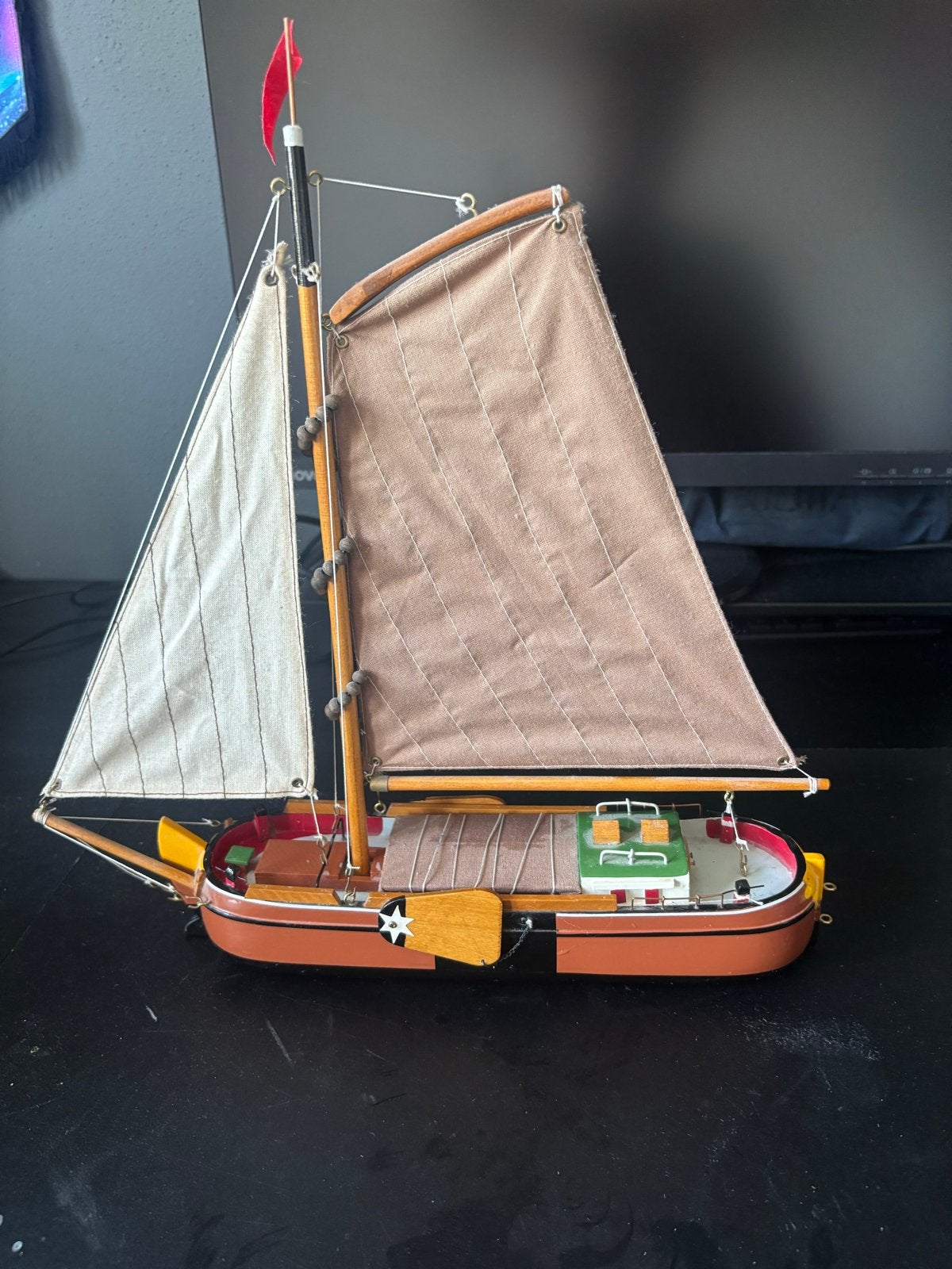 Gedetailleerd model van een zeilboot - Handgemaakt, Verzenden, Zo goed als nieuw, Groter dan 1:32, Overige merken