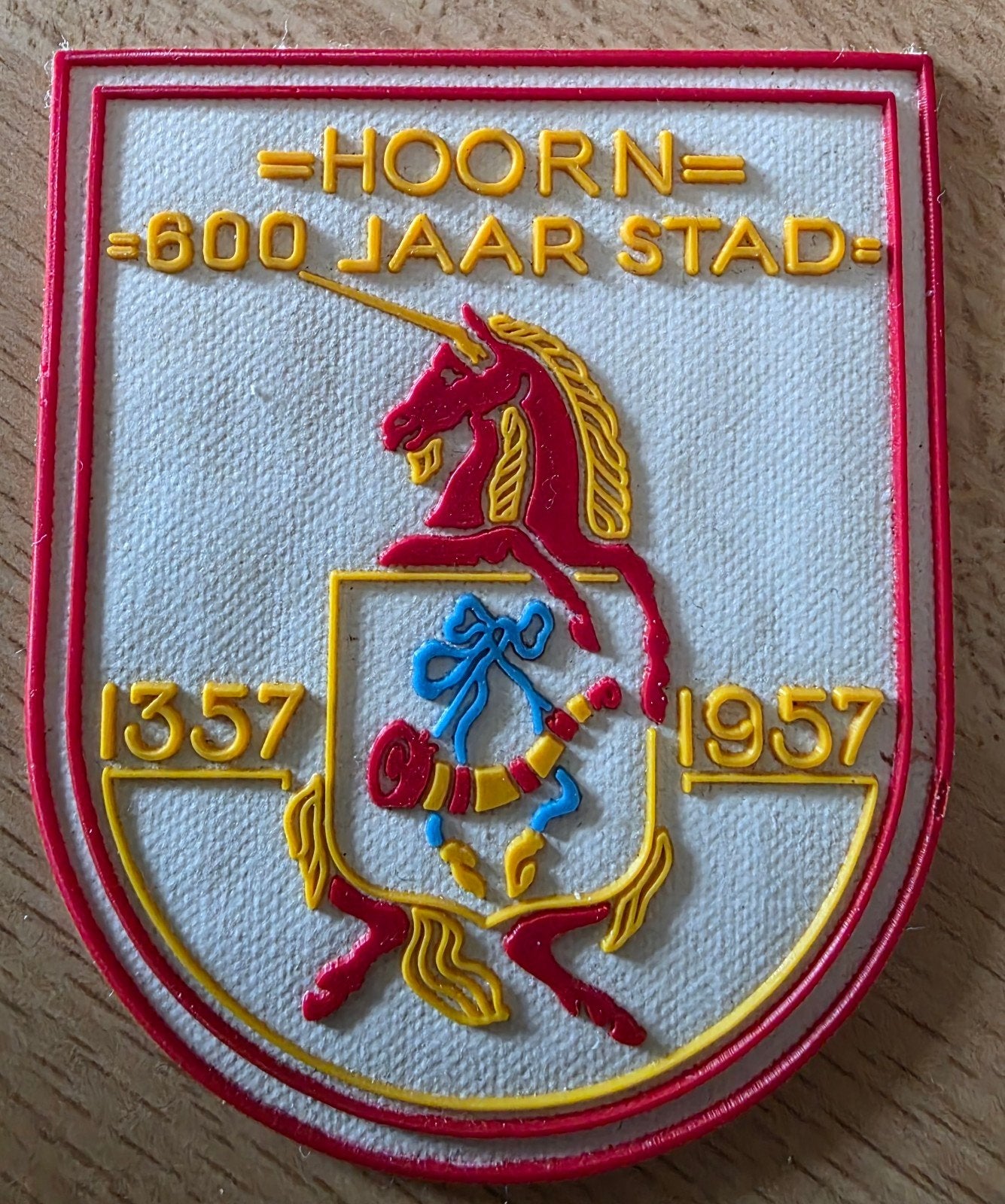 Nieuw mouwembleem Hoorn 600 Jaar Stad 1357-1957, Ophalen of Verzenden, Nieuw