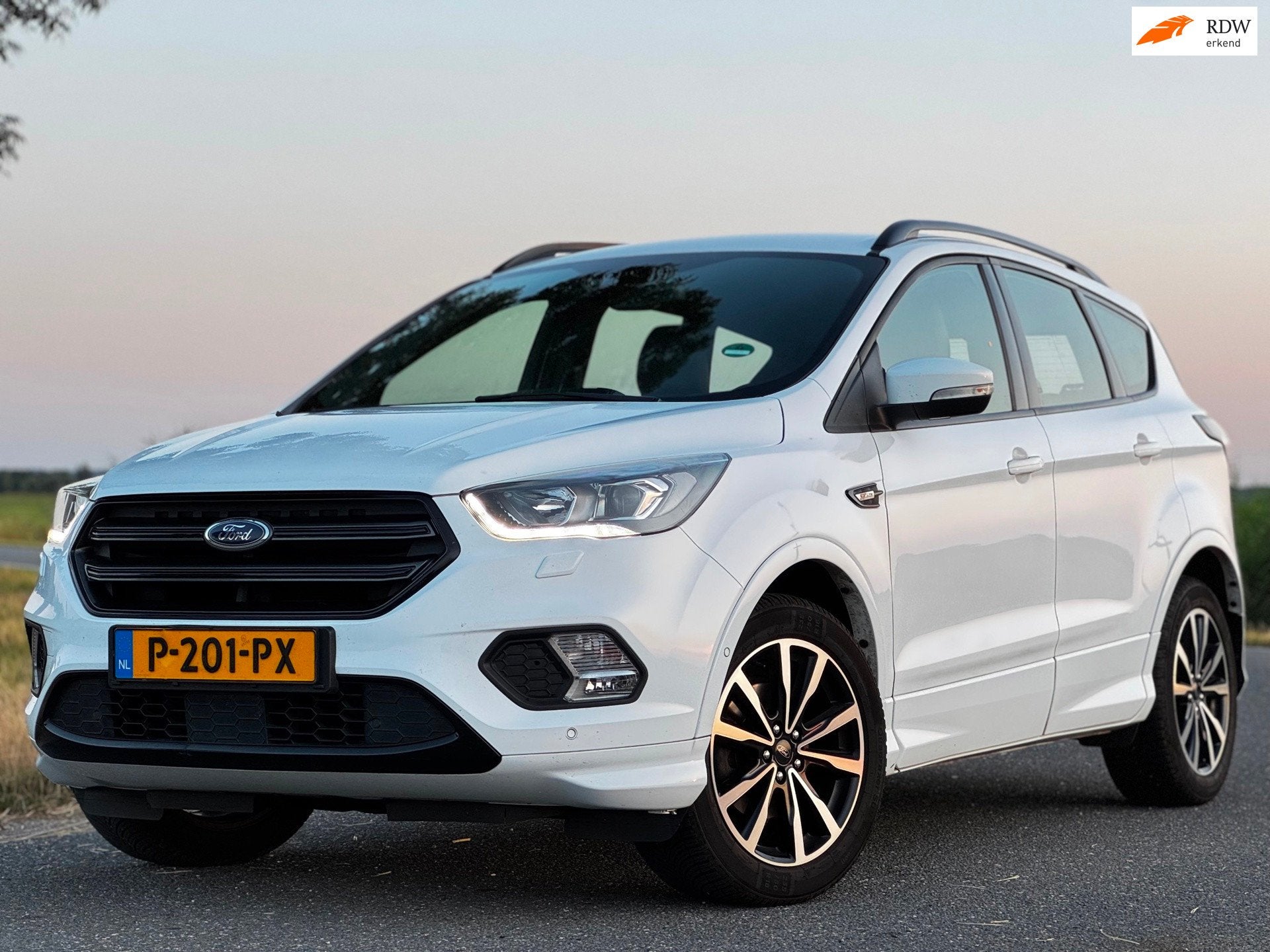 Ford Kuga 1.5 EcoBoost ST Line|6BAK|NAVI|CAMERA|HALFLEDER|ST, Auto's, Euro 6, 4 cilinders, Leder en Stof, Wit