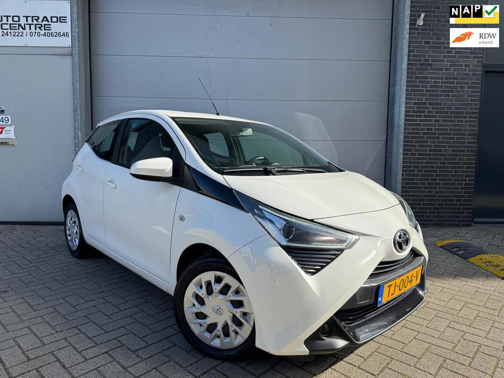 Toyota Aygo 1.0 VVT-i x-play [Facelift | Carplay | Camera |, Voorwielaandrijving, Stof, Gebruikt, 4 stoelen