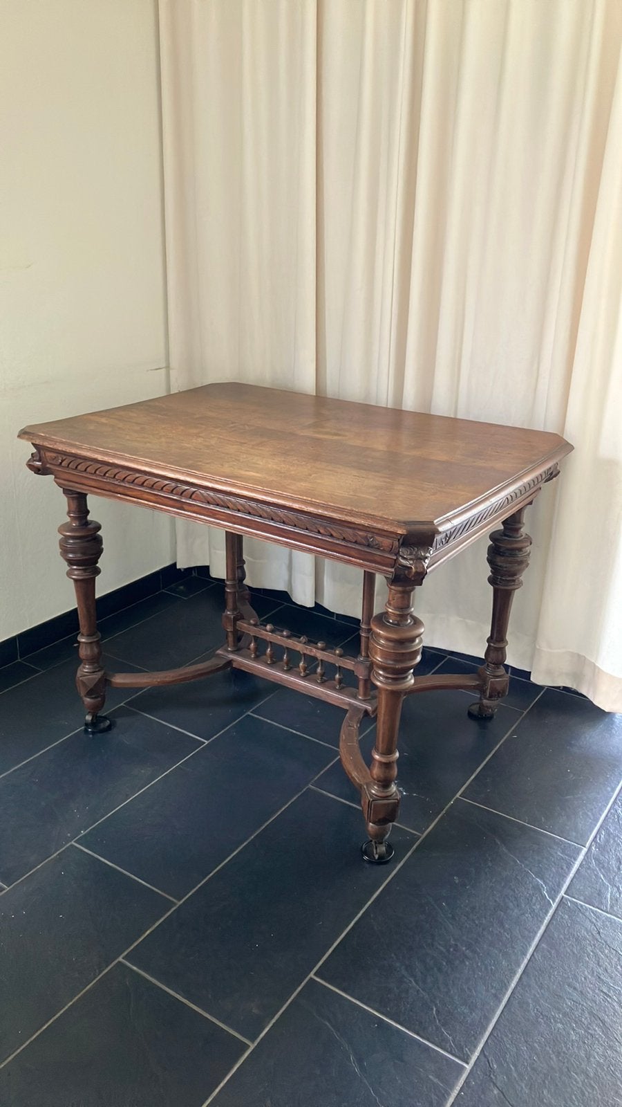 Antieke Mechelse renaissancestijl tafel met leeuwen kopjes, Ophalen