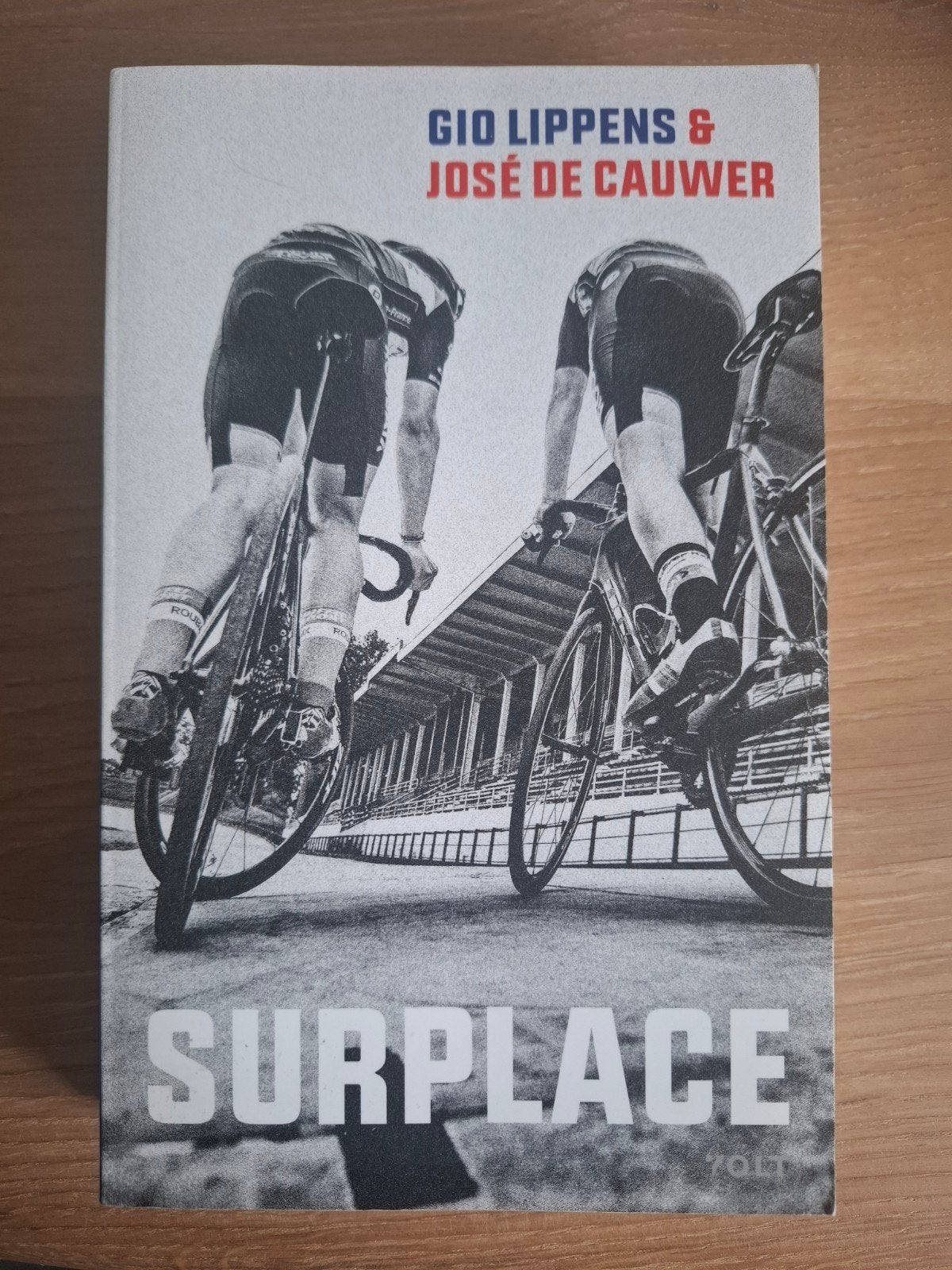 Surplace: Wielerboek over het seizoen in coronatijd, Ophalen of Verzenden, Zo goed als nieuw, Gio Lippens & José De Cauwer, Lopen en Fietsen