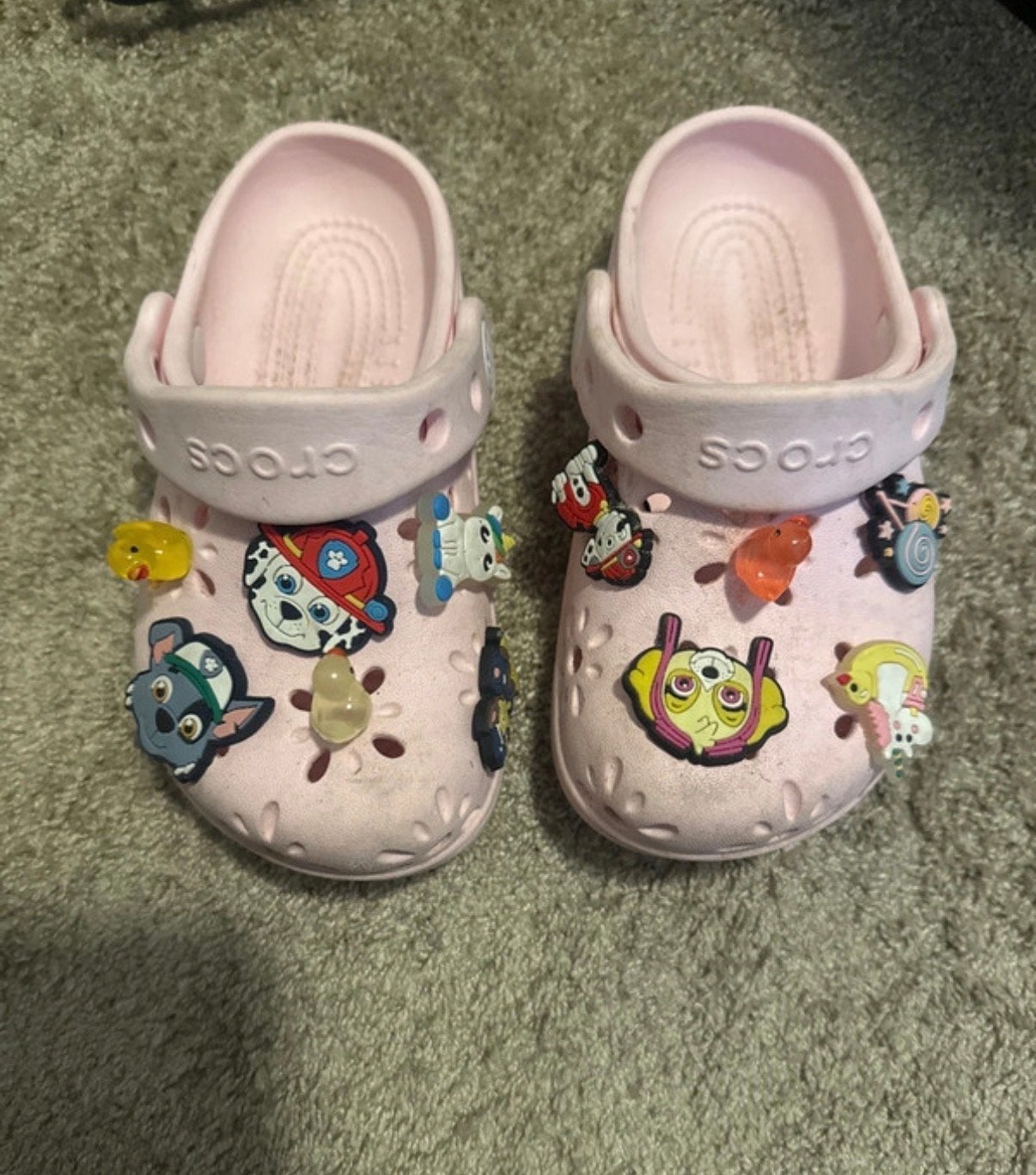 Roze Crocs met Jibbitz voor kinderen - Maat 25-26, Ophalen of Verzenden, Gebruikt, Jongen of Meisje