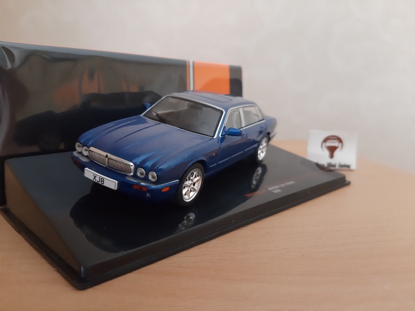 Jaguar XJ8 (X308) 1998 Royal Blue Metallic van IXO 1:43, Overige merken, Auto, IXO, Nieuw