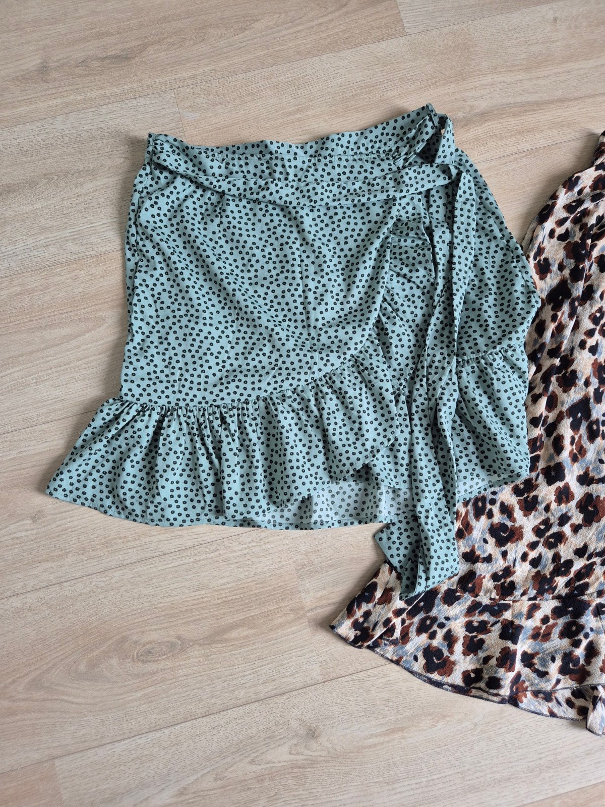 Zomers rokje ruches groen/zwart printje van Only maatL NIEUW, Kleding | Dames, Rokken, Only, Maat 42/44 (L), Nieuw, Ophalen of Verzenden