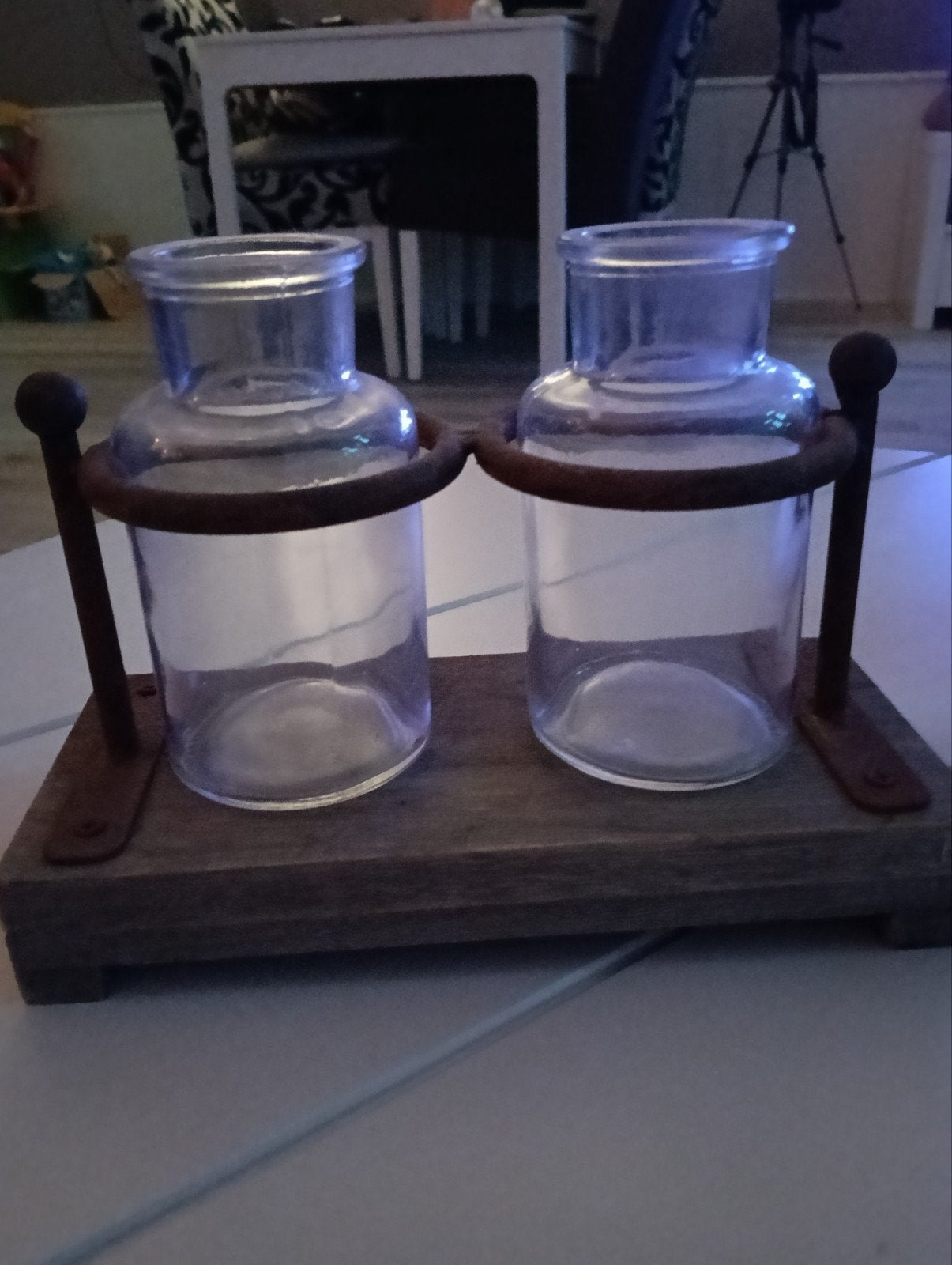 houten plankje met 2 kleine vaasjes, Huis en Inrichting, Woonaccessoires | Stolpen, Glas, Ophalen, Zo goed als nieuw
