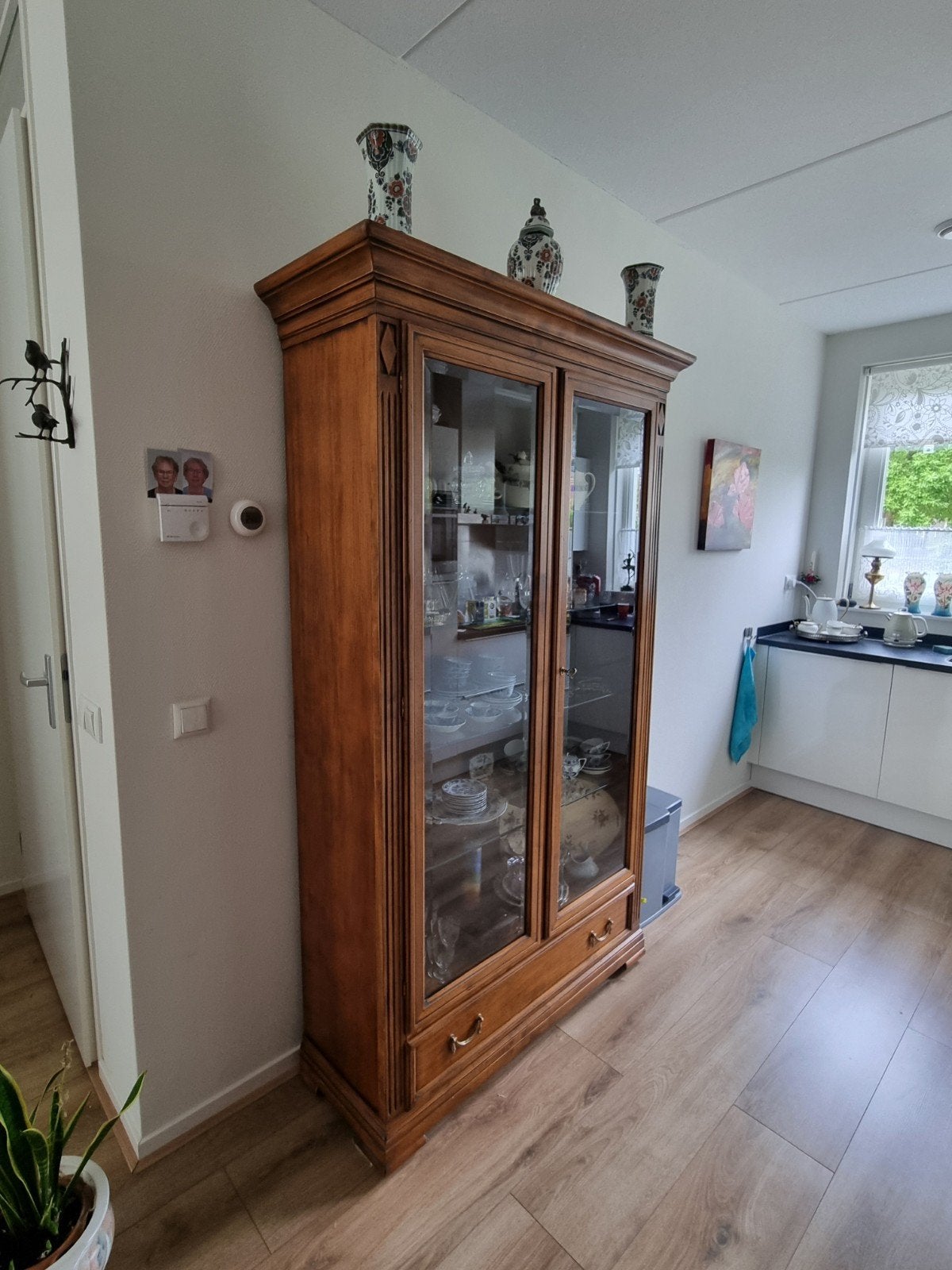 Prachtige kersenhouten vitrinekast met glazen deuren, Antiek en Kunst, Ophalen