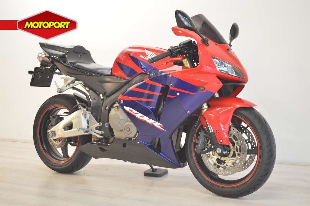 Honda CBR 600 RR (bj 2005), Wijngaardveld 1
9300  AALST, BE, Bedrijf, Super Sport, Mc.benelux@honda-eu.com