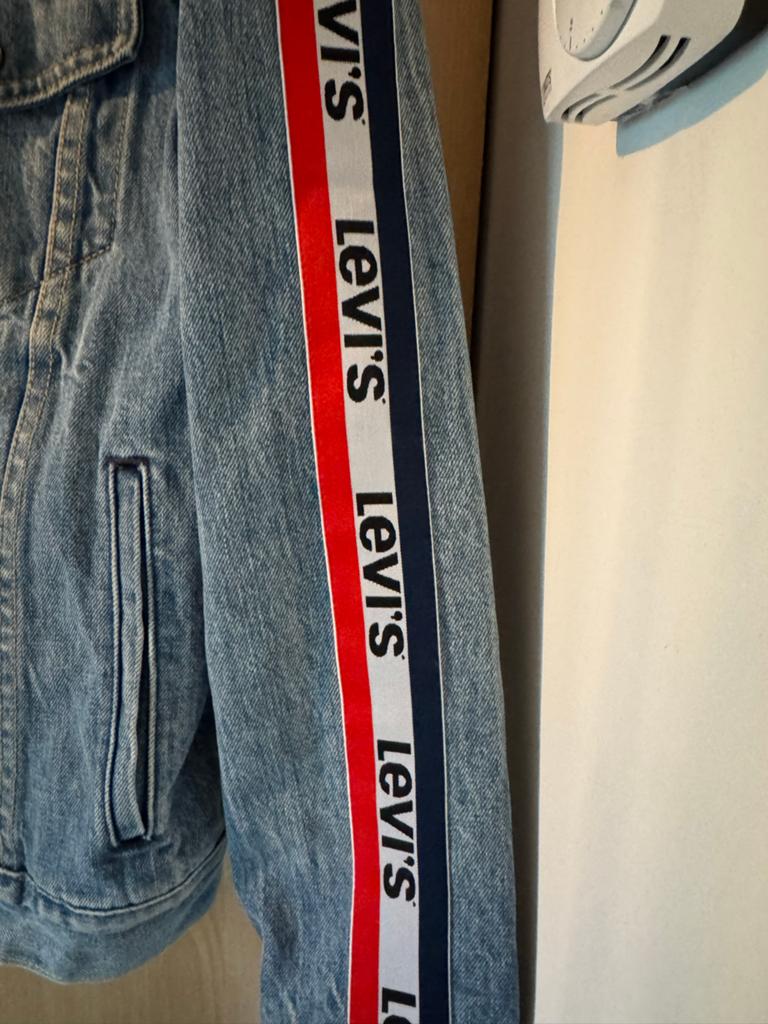 Levi's spijkerjack met tekst op de mouwen, maat M, Ophalen of Verzenden, Gedragen, Maat 48/50 (M), Blauw