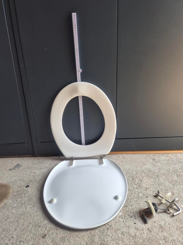 Gratis af te halen.Witte toiletbril met deksel, Doe-het-zelf en Verbouw, Sanitair, Ophalen, Toilet