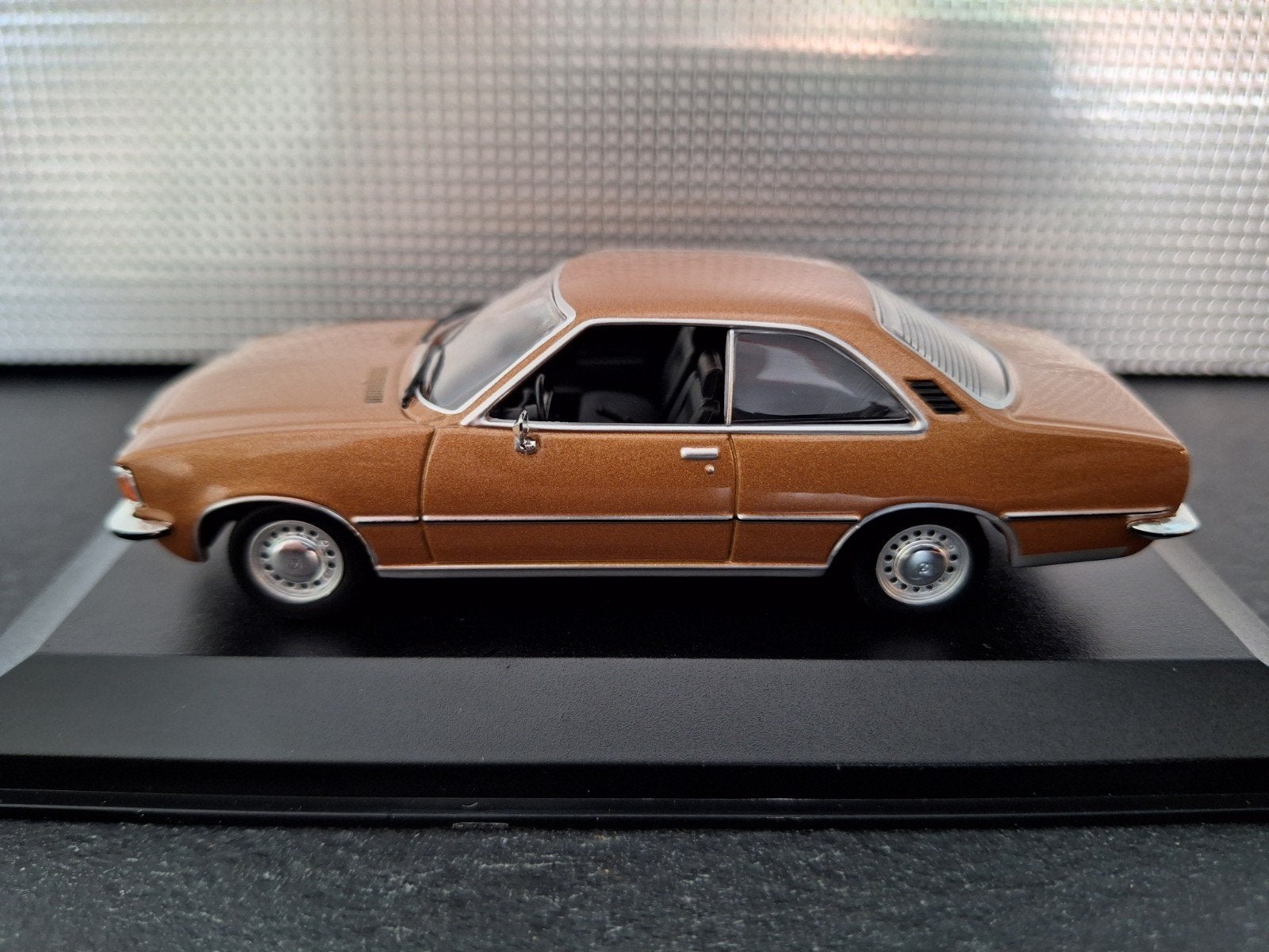 Opel Rekord D Coupe 1975 Schaal 1:43, Hobby en Vrije tijd, Modelauto's | 1:43, Overige merken, Nieuw, Ophalen of Verzenden, Maxichamps