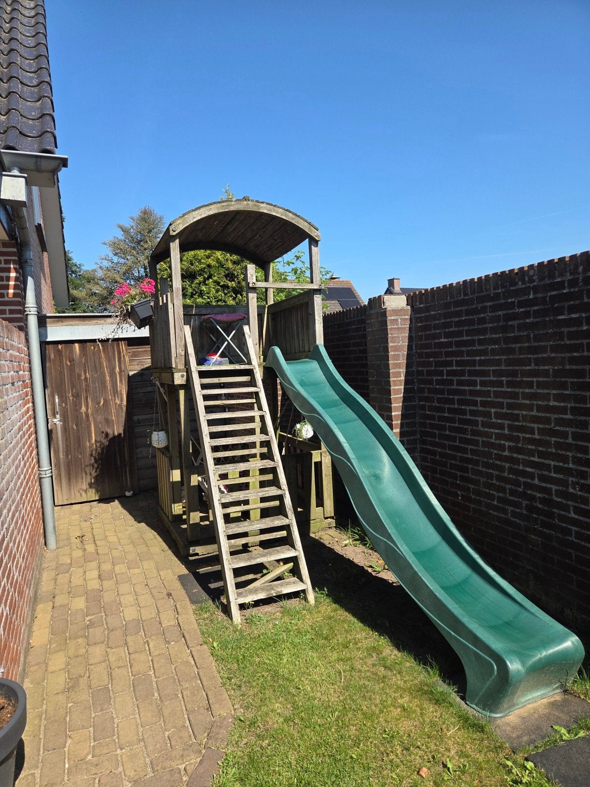 Houten speelhuisje met glijbaan, Kinderen en Baby's, Speelgoed | Buiten | Speeltoestellen, Ophalen, Gebruikt, Glijbaan