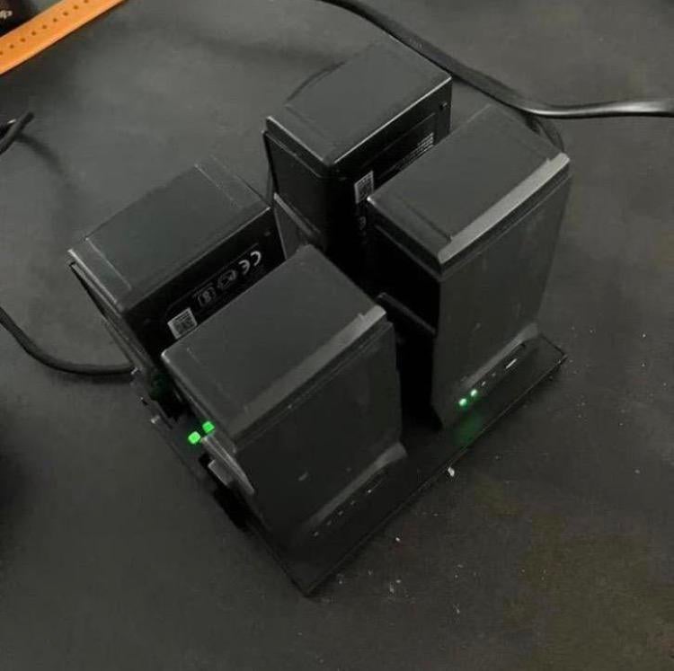 DJI Mavic Air batterijen 4x met charging-hub en oplader, Ophalen of Verzenden, Zo goed als nieuw