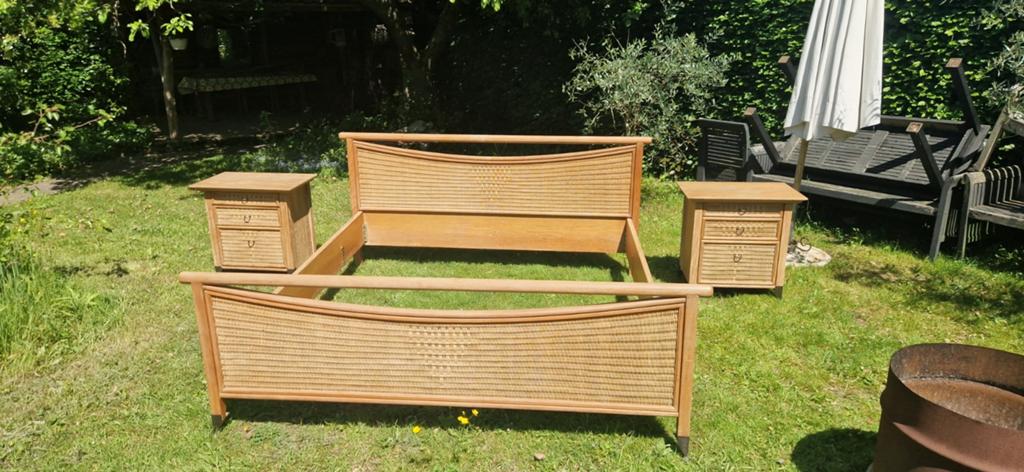 Houten bedombouw met bamboe en nachtkastjes, Ophalen, Gebruikt, Bruin, Tweepersoons