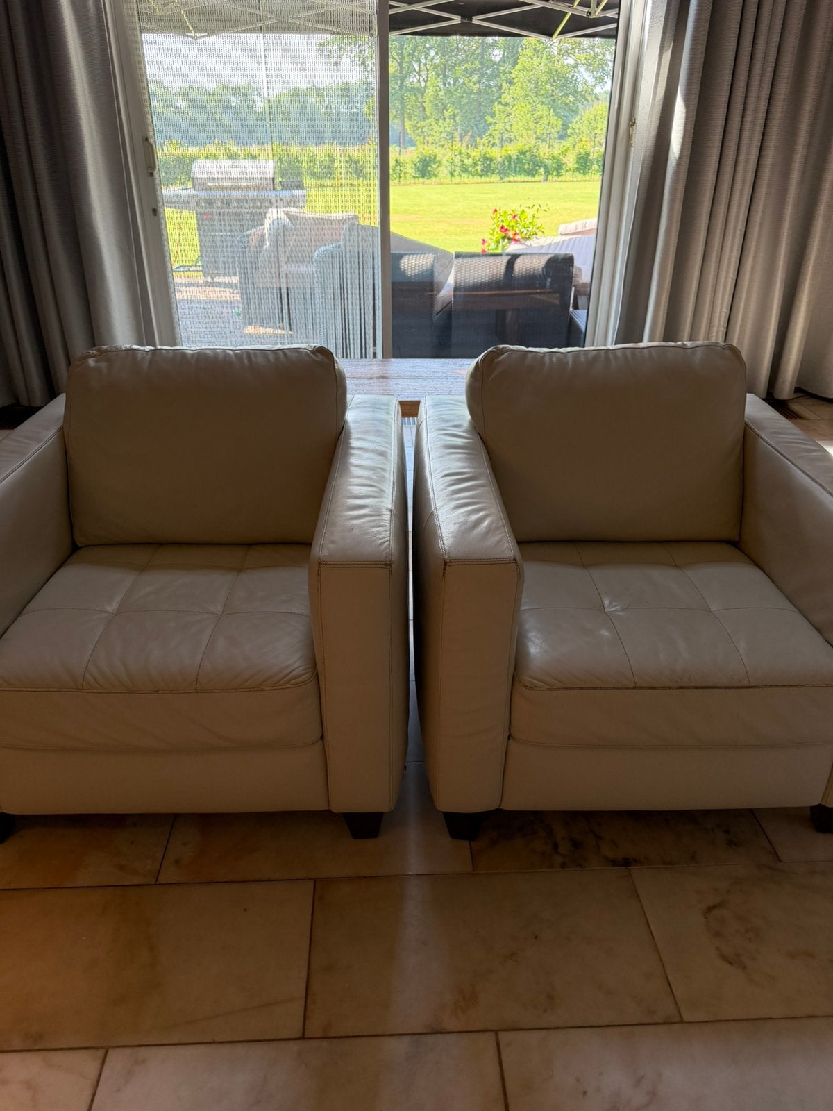 2 grote lederen fauteuils gebroken wit, Ophalen, Eenpersoons, 75 tot 100 cm, Zo goed als nieuw