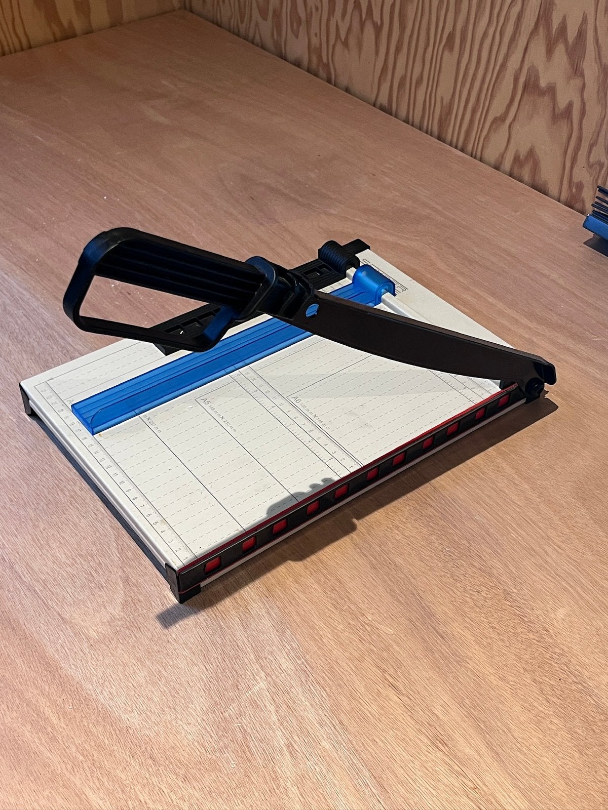 Snijmachine voor papier en karton, Gebruikt, Geschikt voor karton, Overige thema's, Gereedschap of Toebehoren
