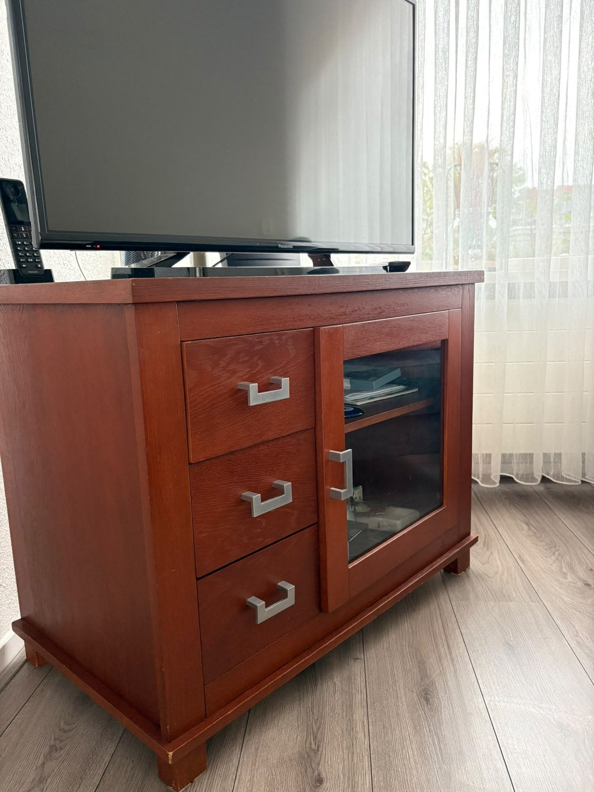 Foto 4 van Tv meubel, eettafel met stoelen, dressoir met spiegel