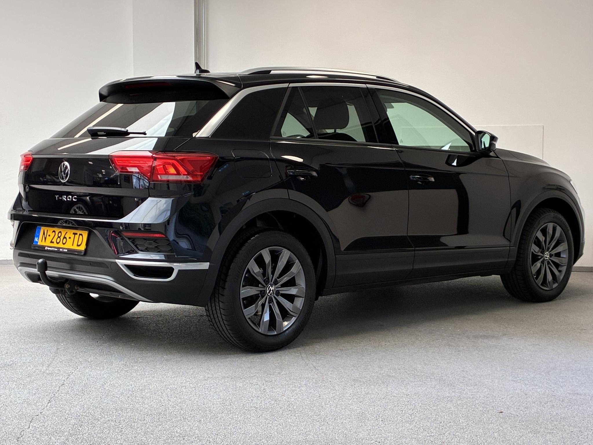 Volkswagen T-Roc 1.0 TSI Style Business | TREKHAAK | VIRTUAL, Auto's, Volkswagen, Stof, Met garantie (alle), 1193 kg, Zwart