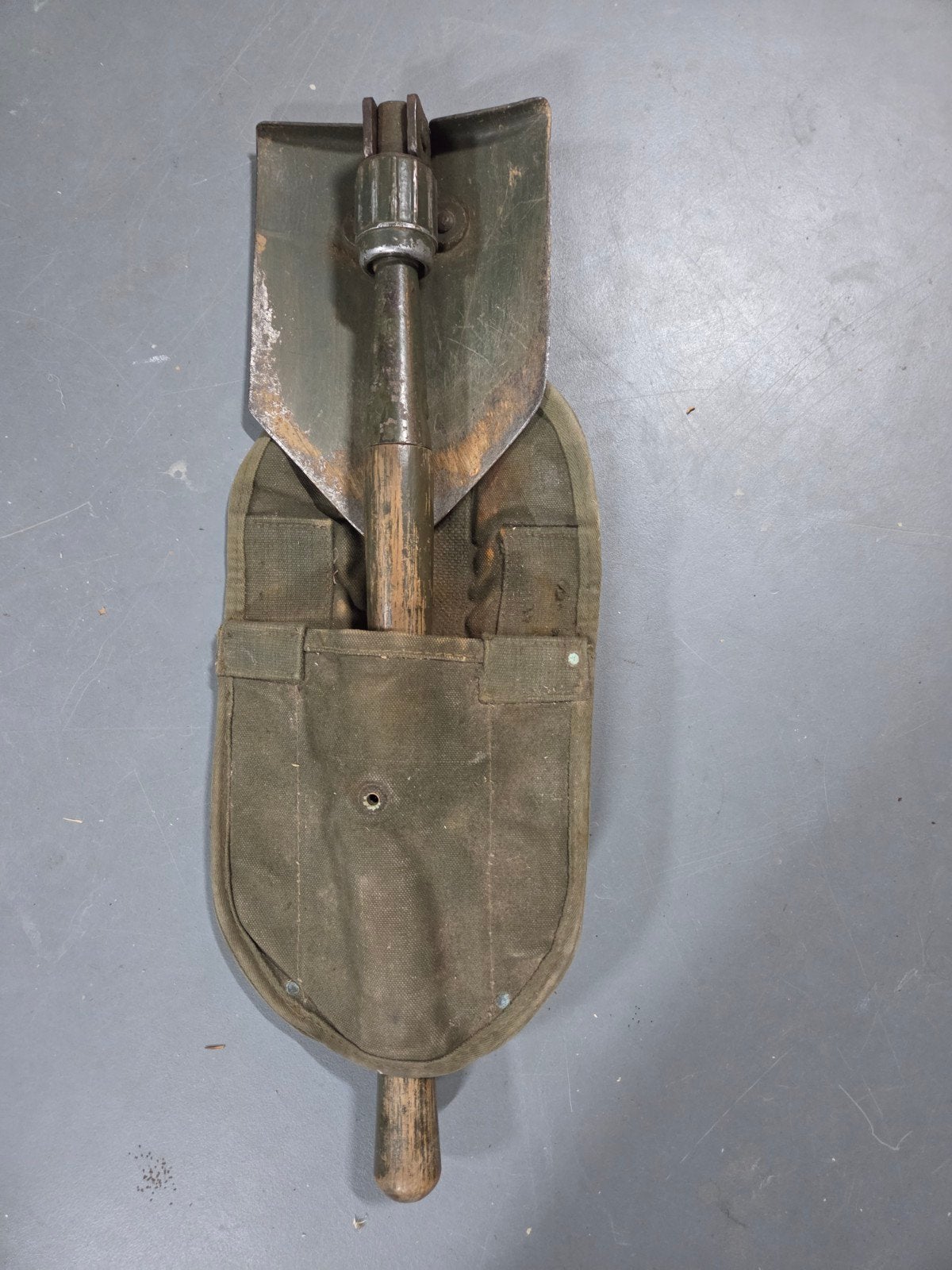 Militaire klapschep met hoes - Gebruikt, Verzamelen, Ophalen of Verzenden, Landmacht, Nederland, Overige typen