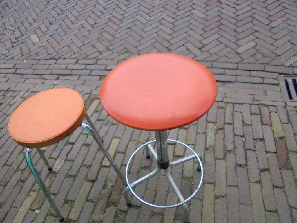 2 vintage krukken met oranje zitting, Ophalen