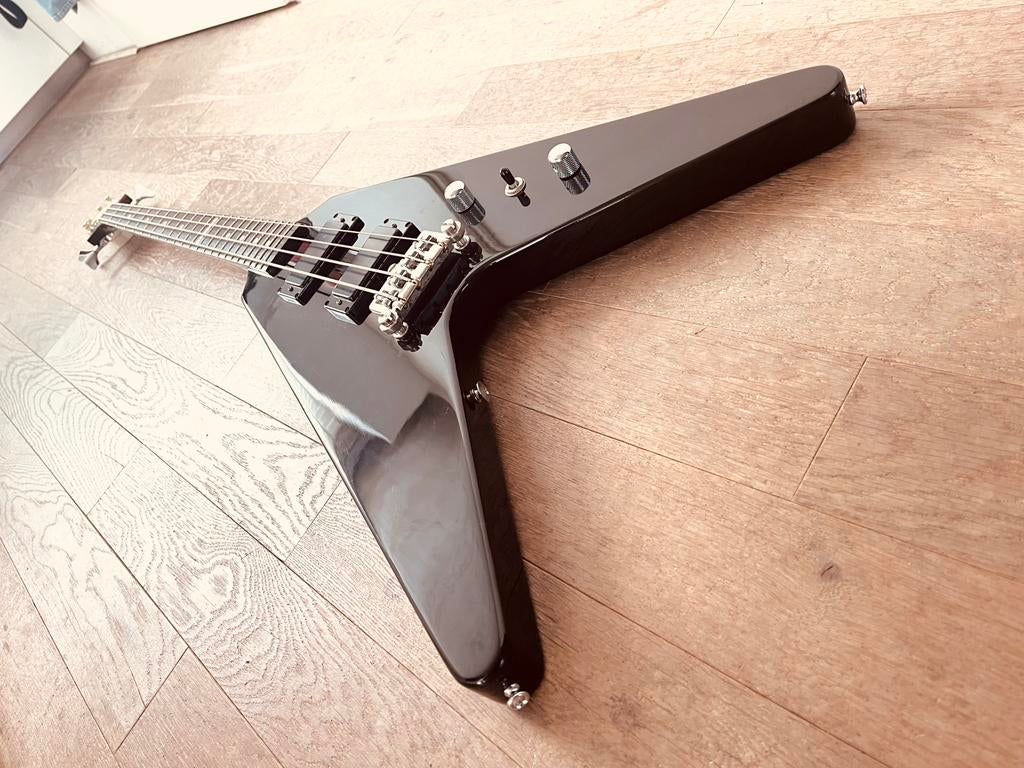 Greco GVB-90 Flying V Bass (2002) FujiGen Neck-Through Mint, Muziek en Instrumenten, Ophalen, Zo goed als nieuw, Elektrisch