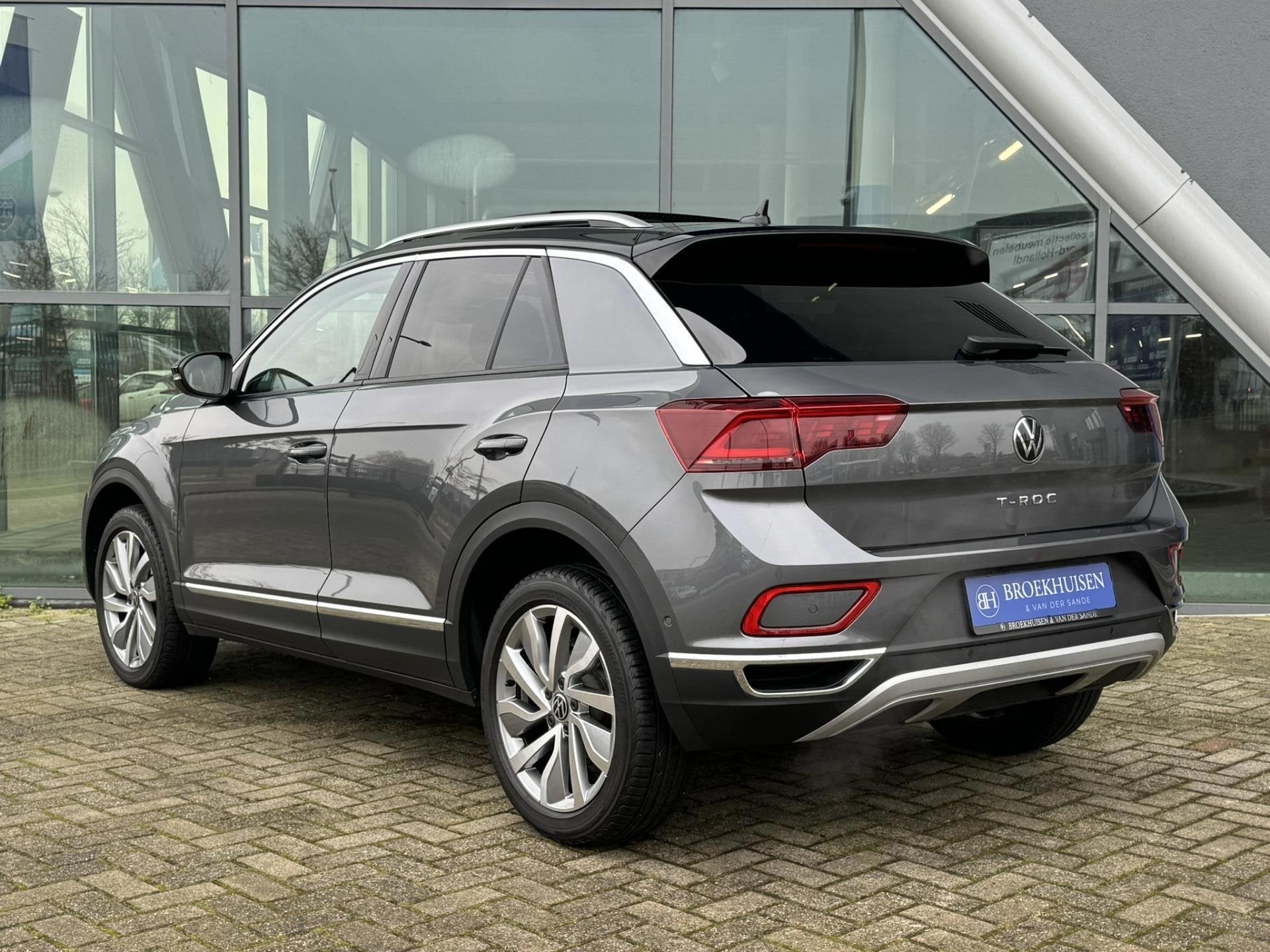 Volkswagen T-Roc 1.5 TSI 150pk Automaat / Panoramadak / Lede, Dealer onderhouden, 1258 kg, Zwart, 4 cilinders