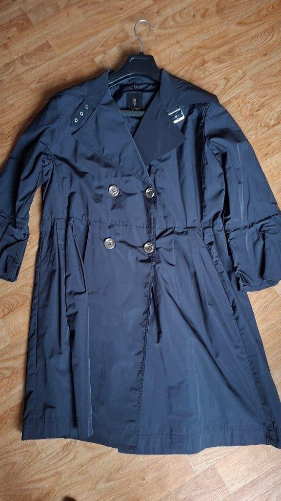 Stijlvolle donkerblauwe trenchcoat, maat l, Blauw, Maat 42/44 (L), Nieuw, Ophalen of Verzenden
