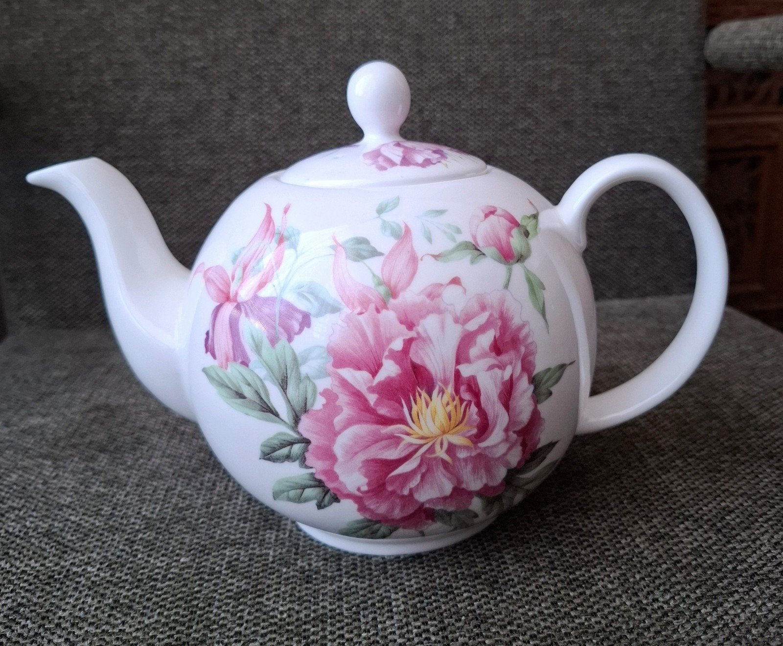 Crown Trent Theepot - Fine Bone China - Bloemenpatroon, Huis en Inrichting, Keuken | Servies, Overige typen, Ophalen of Verzenden