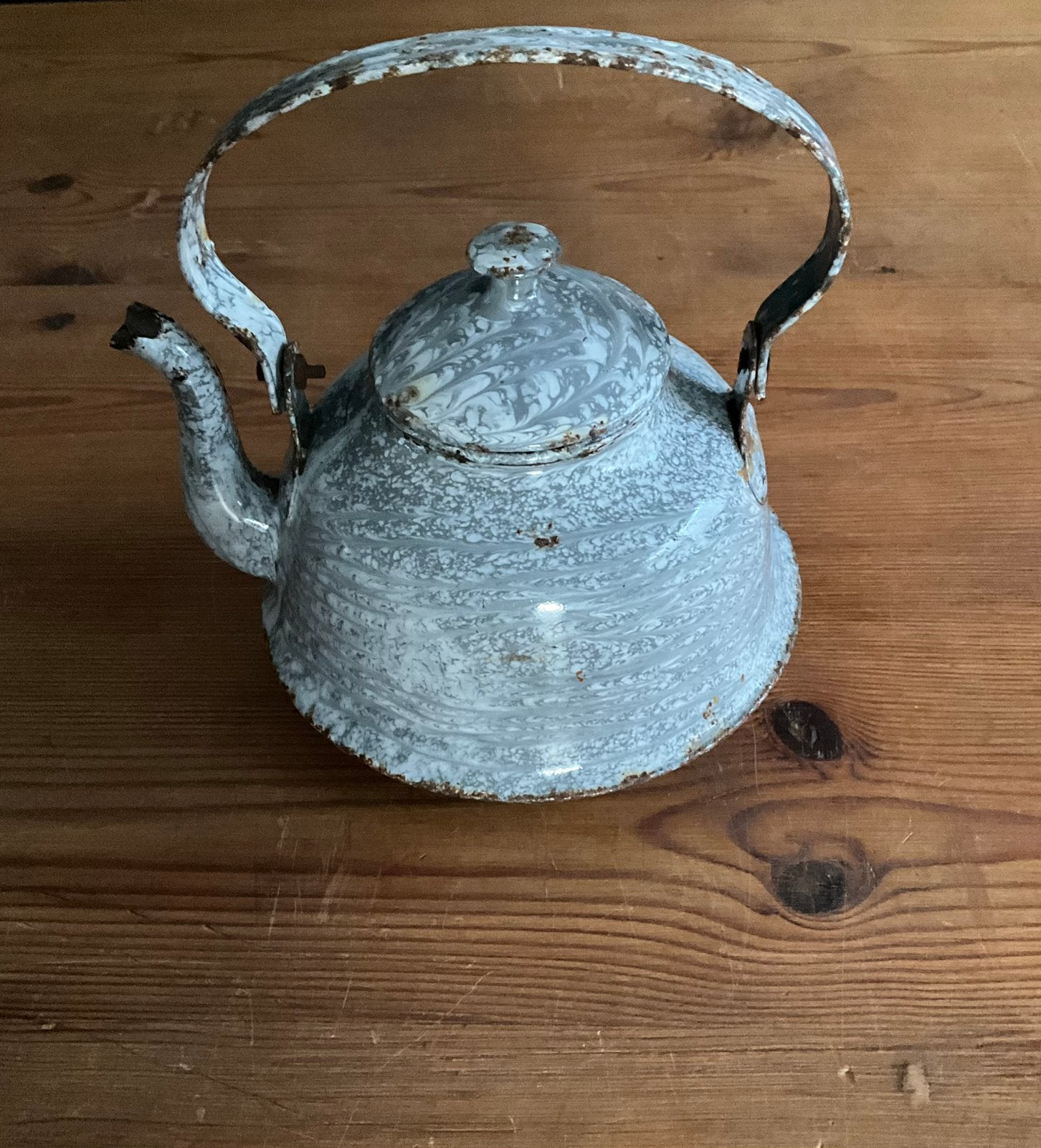 Grijs gewolkte emaille waterketel, Ophalen