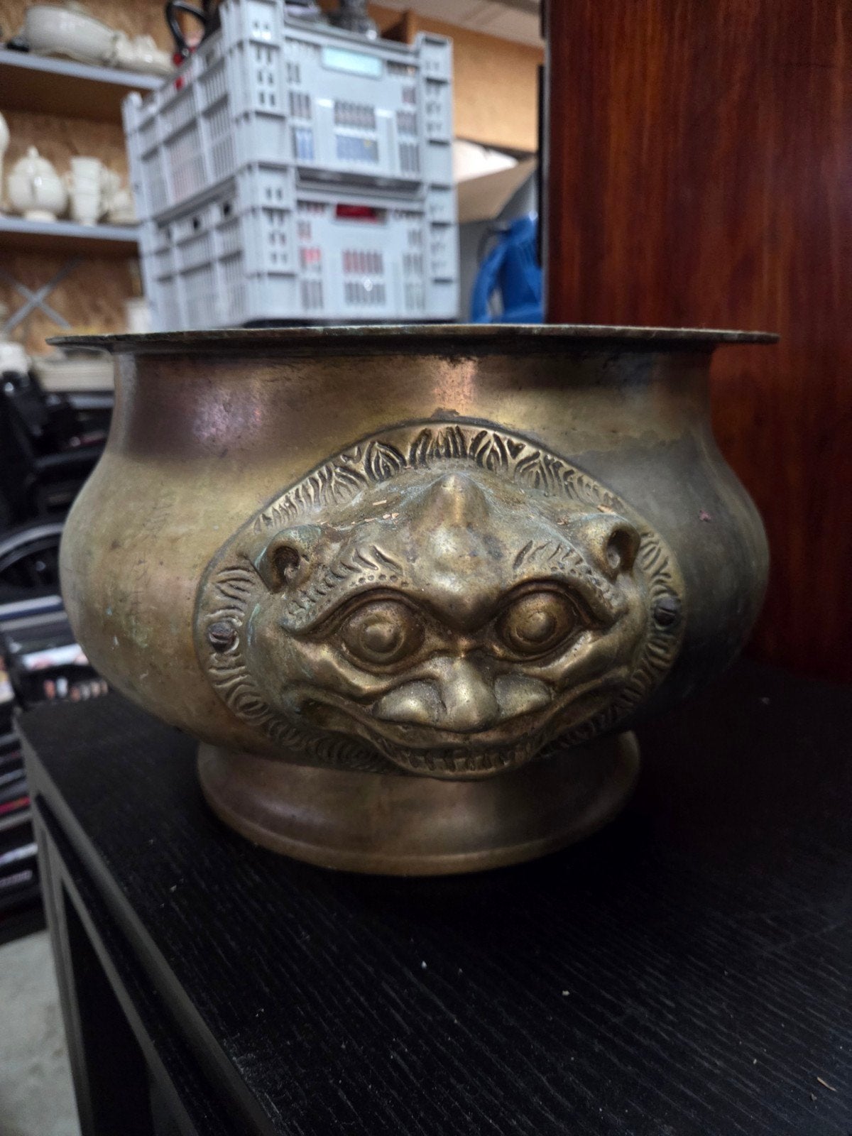 Antieke pot met leeuwenkoppen, Ophalen of Verzenden, Brons
