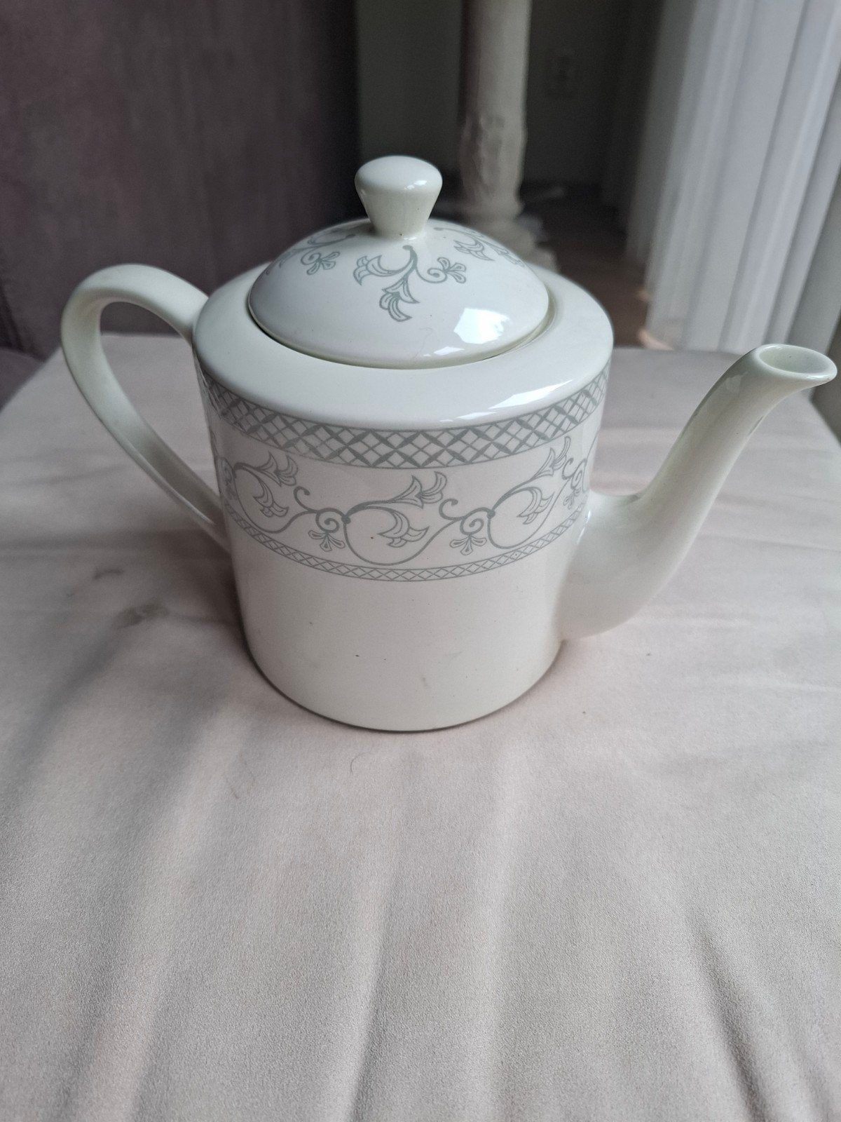 Witte theepot met grijs decoratief patroon, Ophalen of Verzenden, Zo goed als nieuw, Overige stijlen, Overige typen