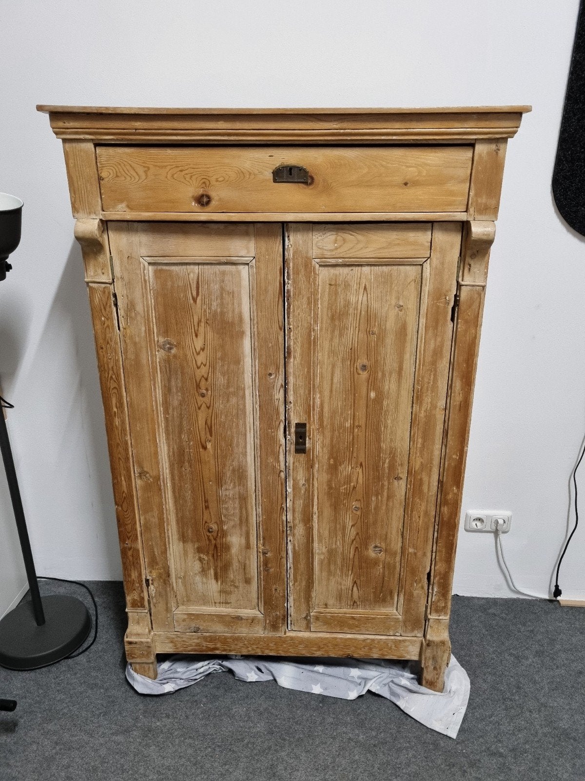 Antieke grenen kast met lade en planken, Ophalen