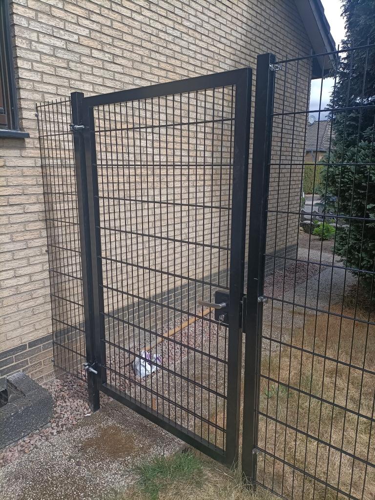 Poort 180cm hoog 125cm breed zwart B-keus voorjaarsopruiming, Met poort, Nieuw, Dubbelstaafmat hekwerk, Ophalen of Verzenden