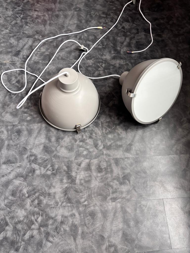 Set van 2 grijze hanglampen met glazen diffuser, Ophalen of Verzenden, Zo goed als nieuw, Metaal, Minder dan 50 cm