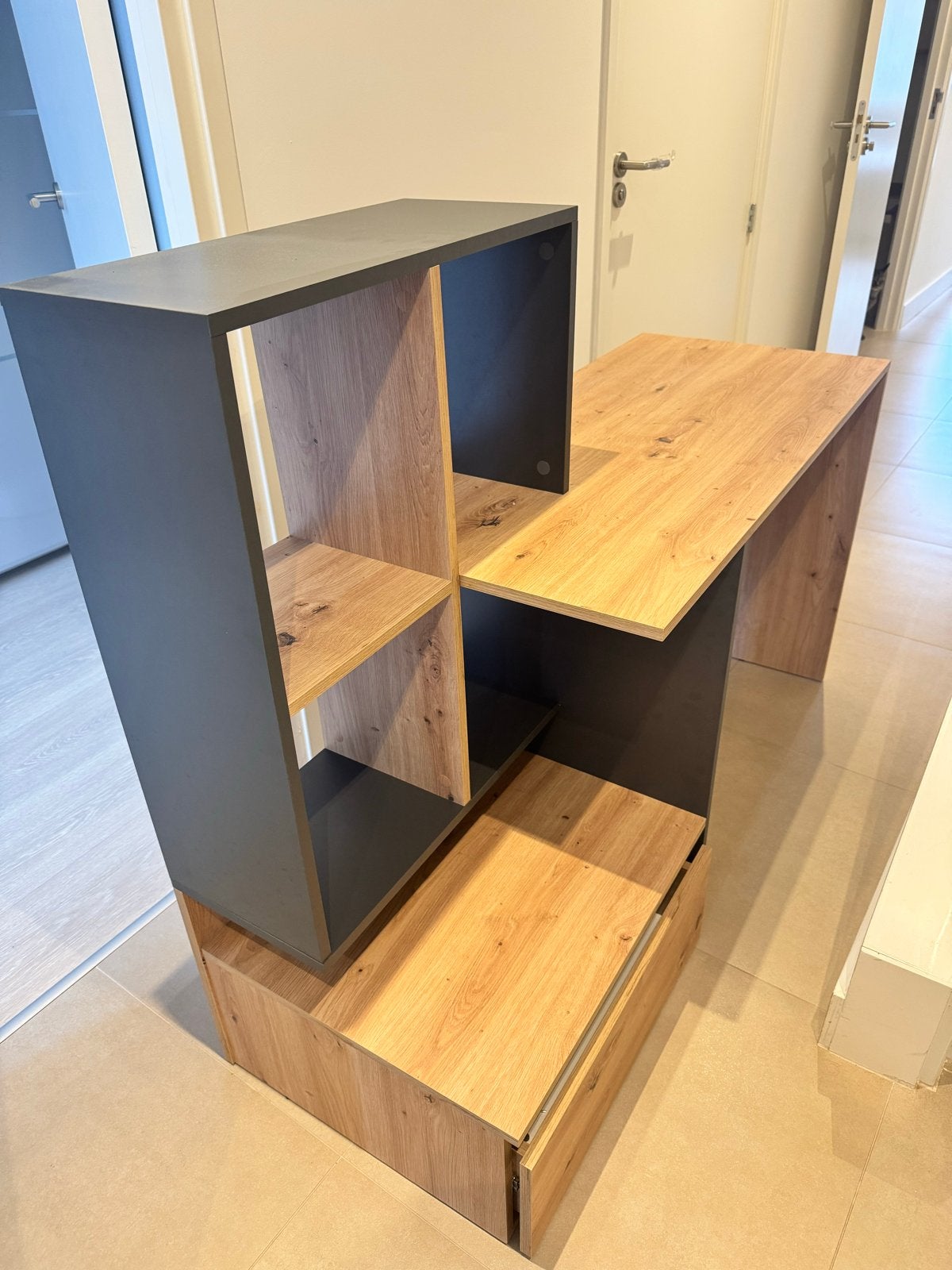Modern office desk with shelves, Huis en Inrichting, Ophalen, Met lades, Spaanplaat of MDF, Zo goed als nieuw