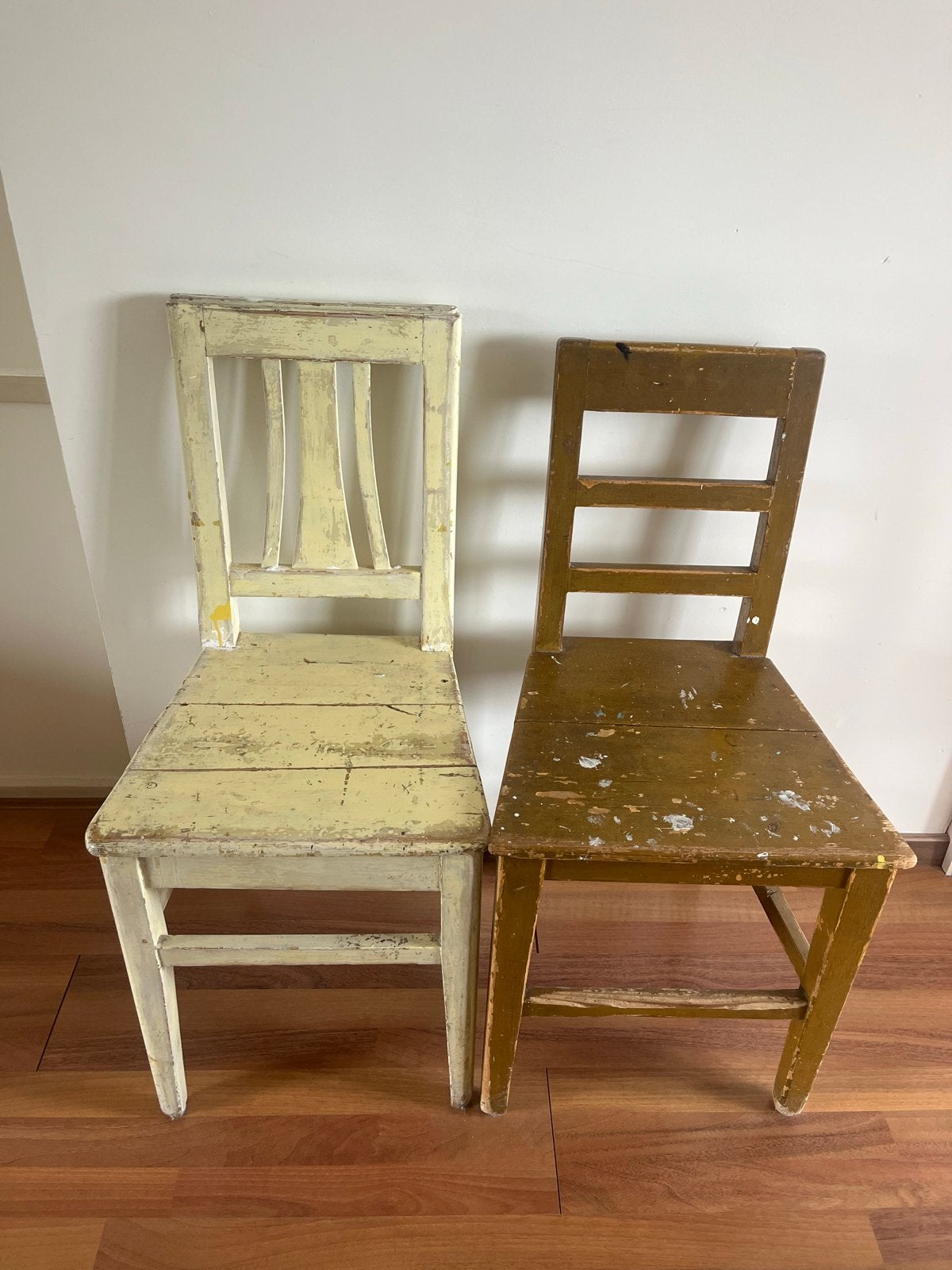 Set van 2 vintage houten stoelen - geel oker Van Dijk & Ko, Ophalen