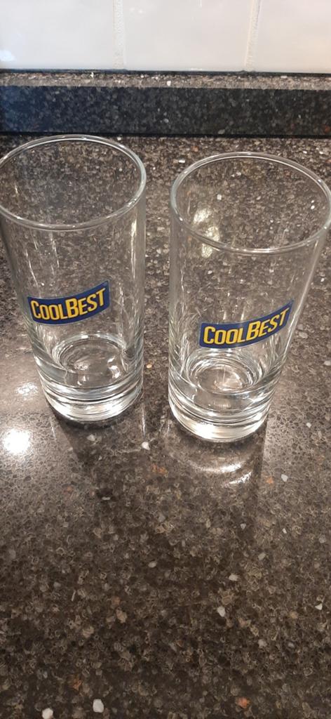 2 Coolbest glazen in uitstekende staat, Ophalen of Verzenden, Zo goed als nieuw, Meerkleurig, Overige merken