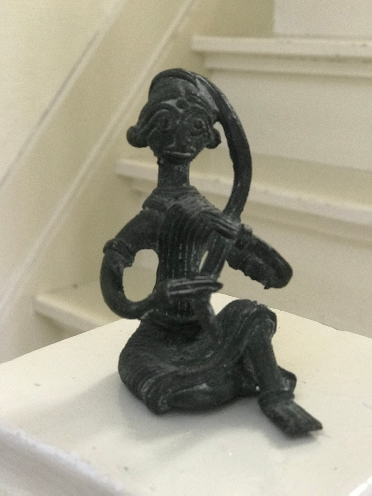 Antiek beeldje van zittende figuur, Ophalen of Verzenden